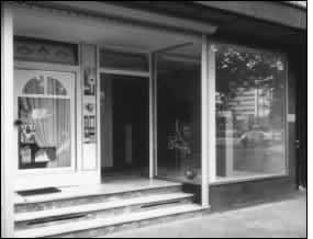 The ja ja nein nein living room sculpture